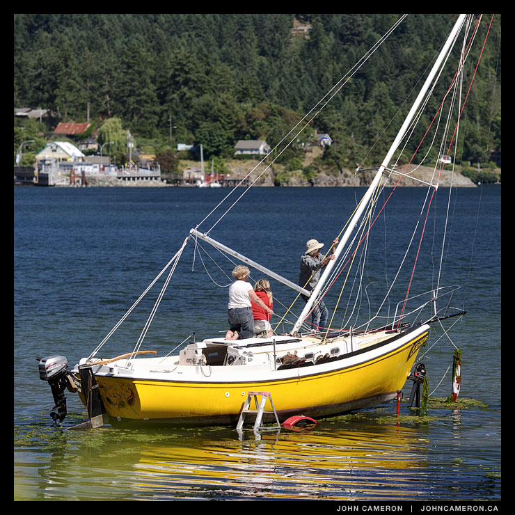 Setting the Mast in Fulford Harbour